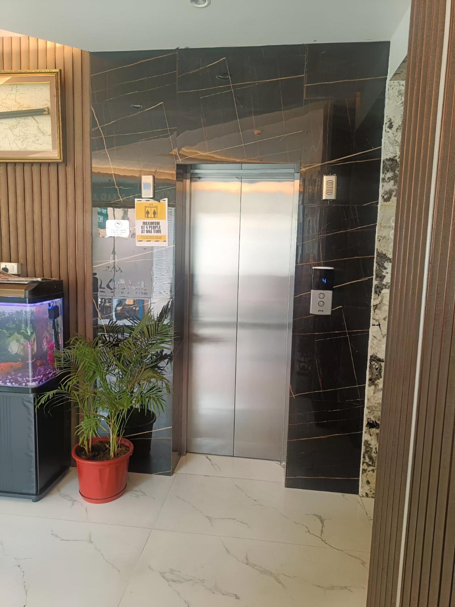 Treebo The Armani Near Igi Airport 호텔 뉴델리 외부 사진